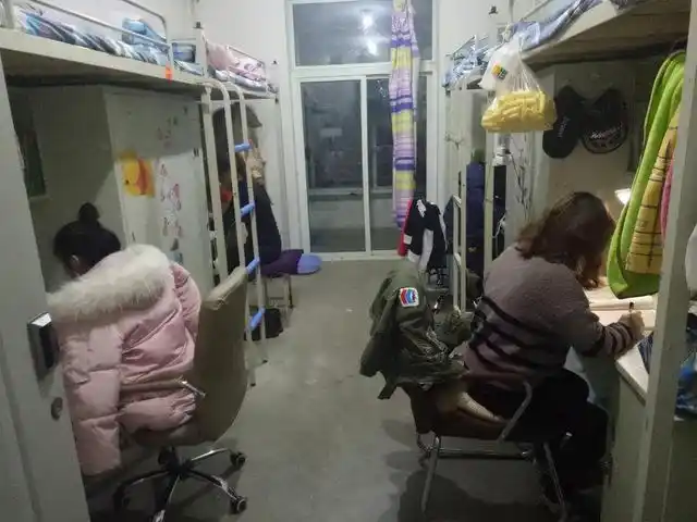 大学女生宿舍违禁品走红种类五花八门辅导员真会玩