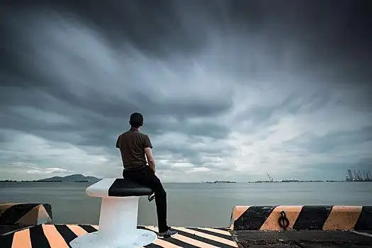 海岸边思考的男人背影