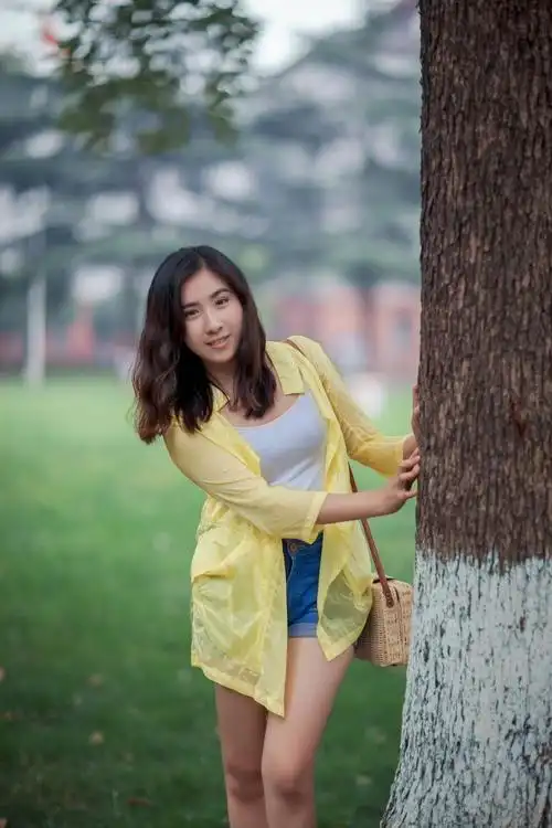 气质唯美川大校花校园摆拍
