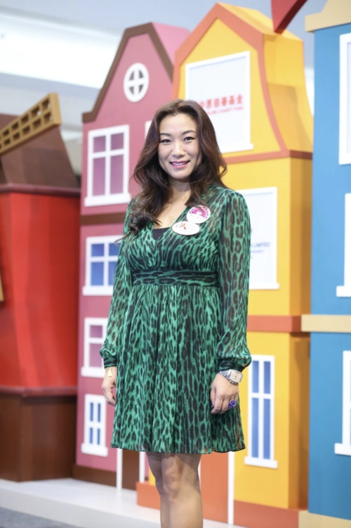 51岁莫可欣担任港姐导师穿贴身短裙气质优雅身材发福更显风韵