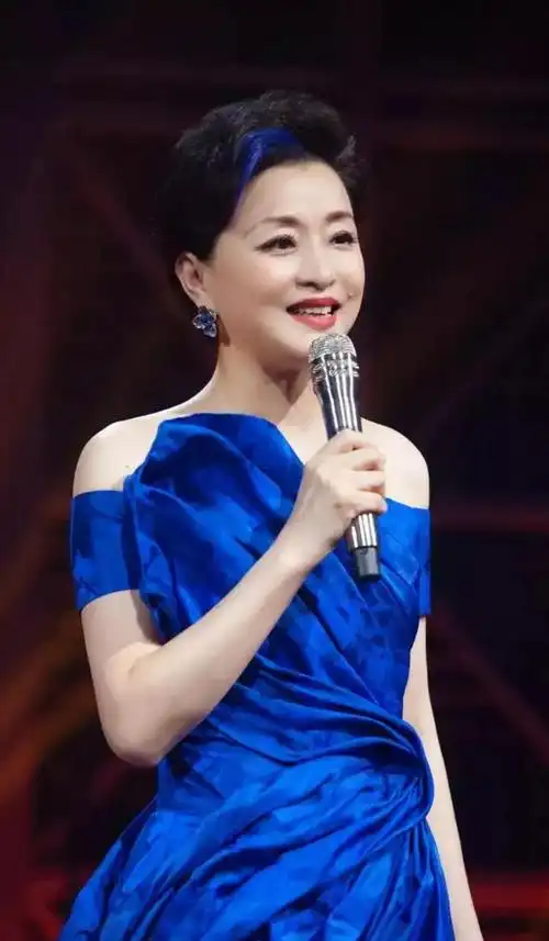 曾经的央视主持人杨澜气质优雅知性女神