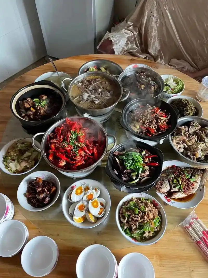 图一,湖南朋友请客吃饭 图二,四川朋友请客吃饭 图三,浙江朋友请客