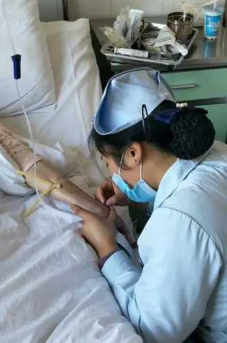 康复医院护士为病人挂水一瞬间,可见技术精艺,极端认真.