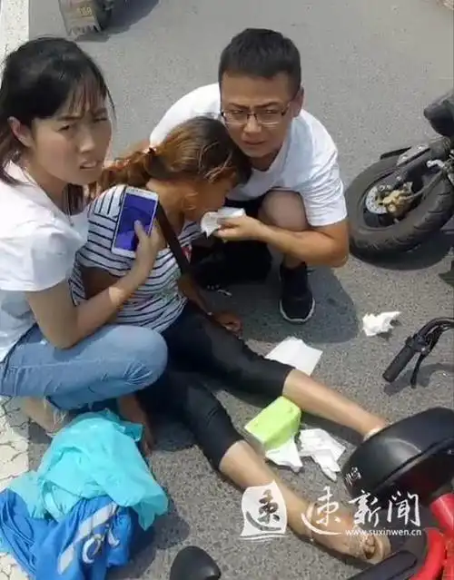 妇女骑车遇车祸,幸亏有位热心市民驾车经过