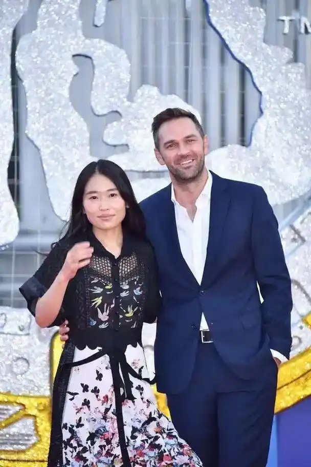 老照片(1457) 张艺谋和前妻生的大女儿张末和她的外籍丈夫 - 抖音