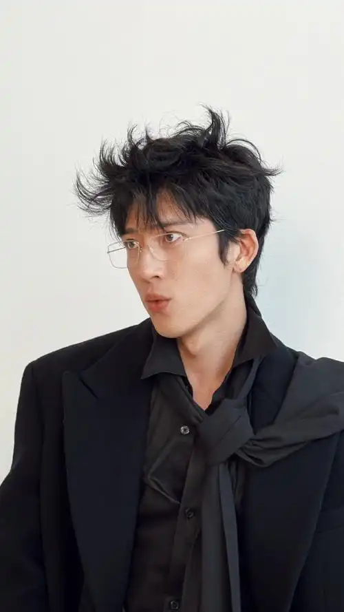 尽管井柏然在演艺界一直保持着出色的表现和人气,但缺乏有力的资源