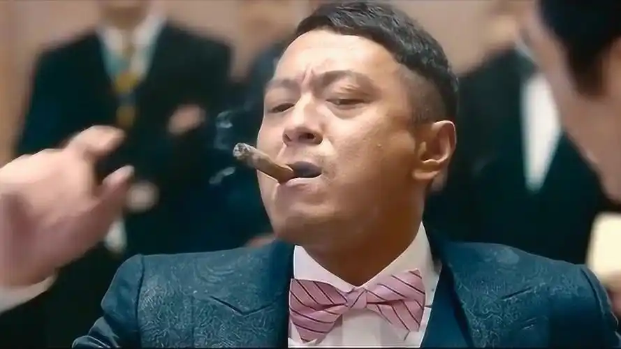 男子抽个雪茄处处装老大的气场可是赌神在装也是白装