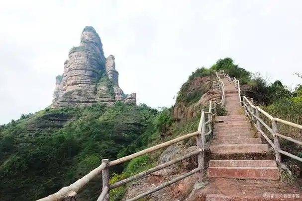 广东四大名山之一,号称岭南四大名山之首,主峰海拔800多米