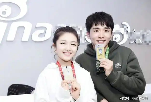 李兰迪和张新成未公布恋情网友骂其没担当拍广告穿银灰套装