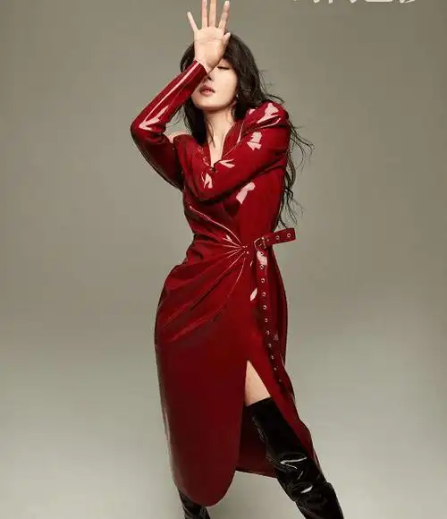 杨幂新大片在线撩人!穿红色紧身皮衣狂凹姿势秀性感,蚂蚁腰好绝