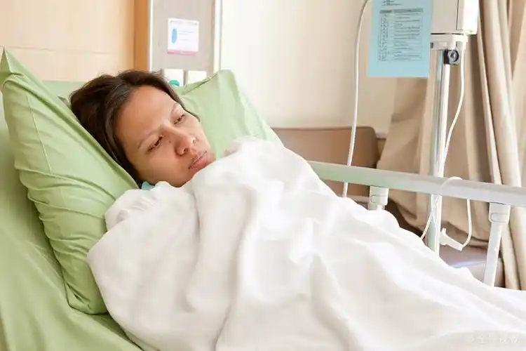 女人_病患_医院_女患者_卧_床上_病房_高清图片_全景视觉