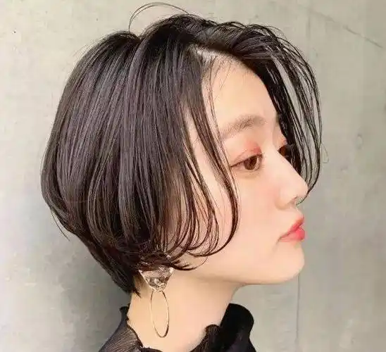 自带修颜瘦脸的短发谁不爱,甜美减龄之余又凸显出干练气质_发型_刘海