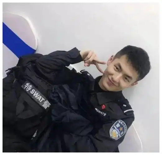 守护解放西的特警小哥哥刘曦钧当过我微信头像的男人