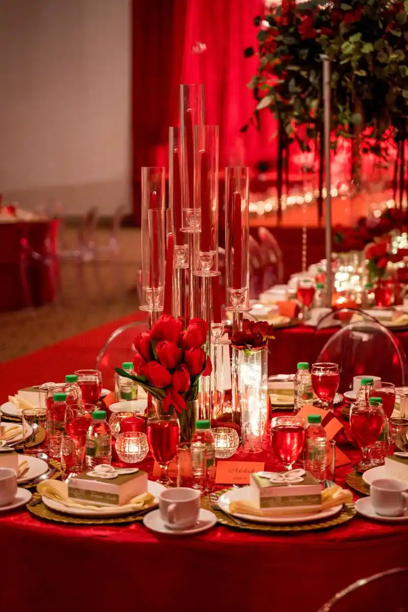 我们就在附近的酒店订了一个包间招待他们,在饭桌上我就先开口说:"