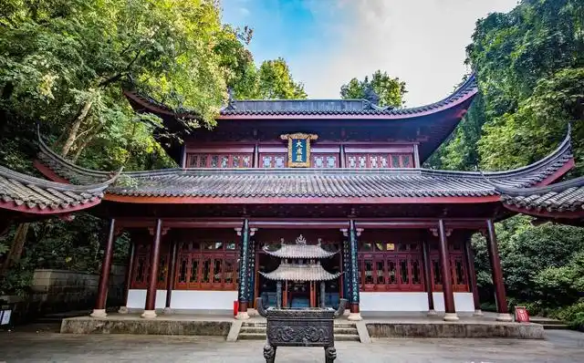 杭州西湖万松书院,有着500多年的悠久历史,是个理想的约会场所