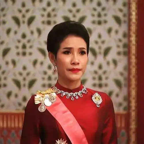泰国王后大气晒贵妃照贵妃穿衣时髦可座位跟王后之间差两公主