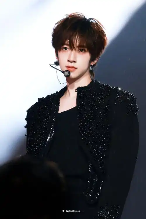 贺峻霖加冠礼演唱会##贺峻霖战至巅峰