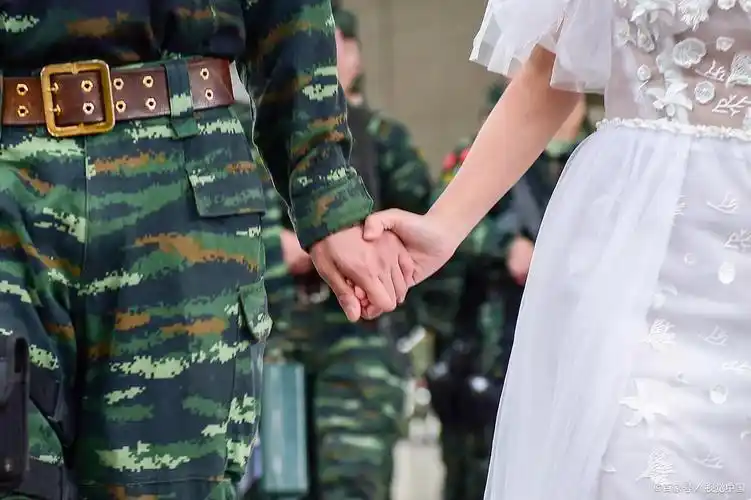 一起聊聊异地军恋的故事图片来源于网络什么是军恋军恋是靠不到的肩膀
