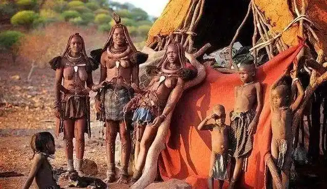 一夫多妻制的非洲原始部落,女人一辈子不洗澡