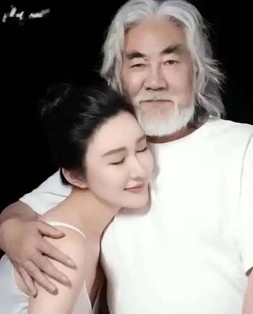 72岁张纪中与42岁妻杜星霖宣布怀上第三胎,晒验孕棒和b超单_夫妇_婚姻