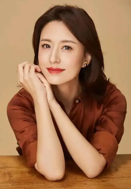 央视张蕾首次直播带货,试衣间身材凹凸有致气质雅,网友:动心了|直播间