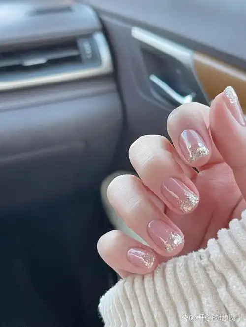 奶呼呼的冬日短指甲闪闪美甲96 好久没做这么小清新的款式了,做完