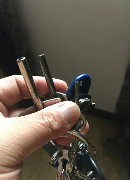 我男朋友是一名警察,今天我帮他洗裤子才发现,他平时腰间挂着的钥匙,