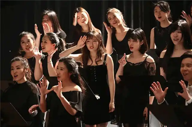 彩虹合唱团的新歌男的听了会沉默女的听了会流泪