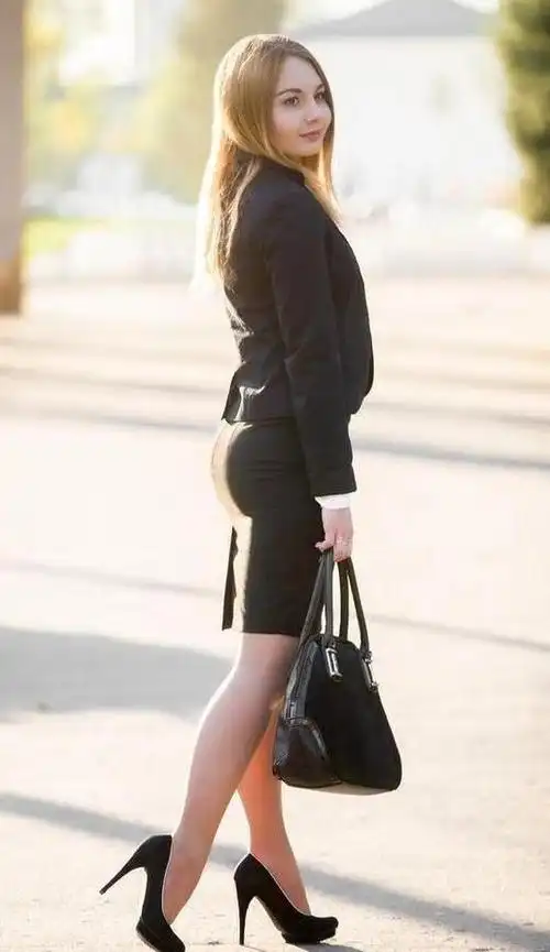 女生有气质的走路姿势,女人最好看端庄的走路姿势