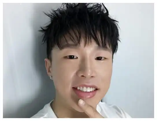 烧饼原名朱云峰,1991年出生于黑龙江省哈尔滨,烧饼这个名字还是郭德纲