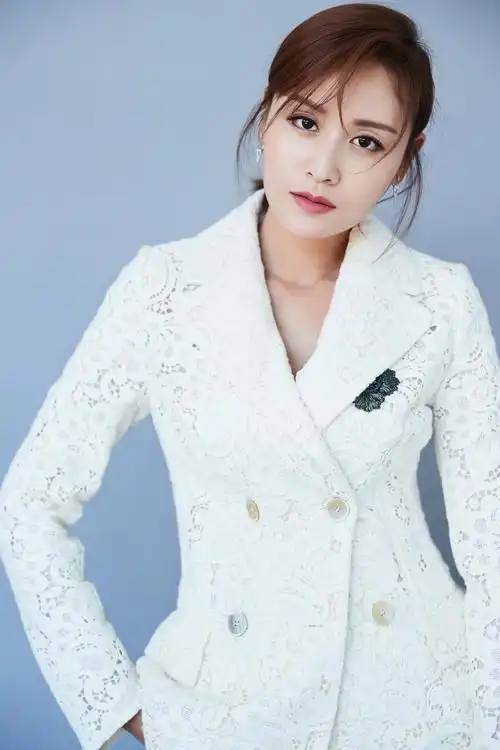 眼神杀!叶一茜白色西装强行撩妹