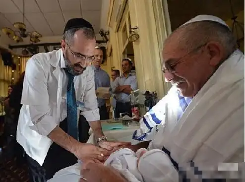 男婴割小jj——"割礼"实拍