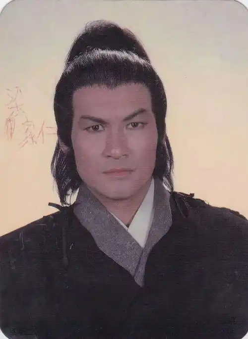 纵观众多版本的乔峰可谓各有千秋,82年梁家仁版的乔峰是最接近原著的.