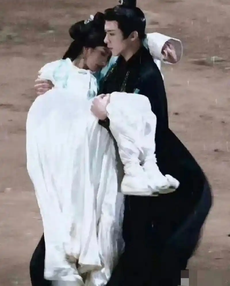 白敬亭公主抱看起来很有氛围感,画面中能够感觉到一股心伤.