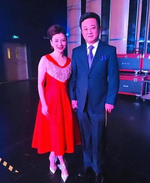 朱军一家三口旅游他和儿子长相寒碜妻子貌美年轻拿捏得稳稳的