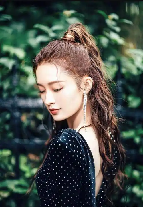 李沁新发型好美,梳波浪卷高马尾,穿波点紧身裙御姐范十足_气质_造型