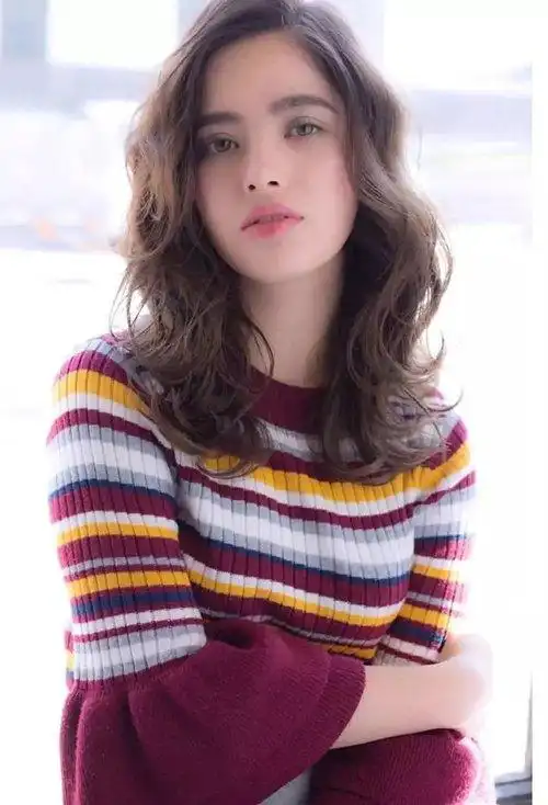 国外女士卷头发梳偏分发型优雅大气的卷发,正面去欣赏更是带出一丝丝