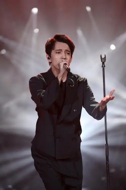 kudaibergen),1994年5月24日出生于哈萨克斯坦,哈萨克斯坦男歌手,毕业