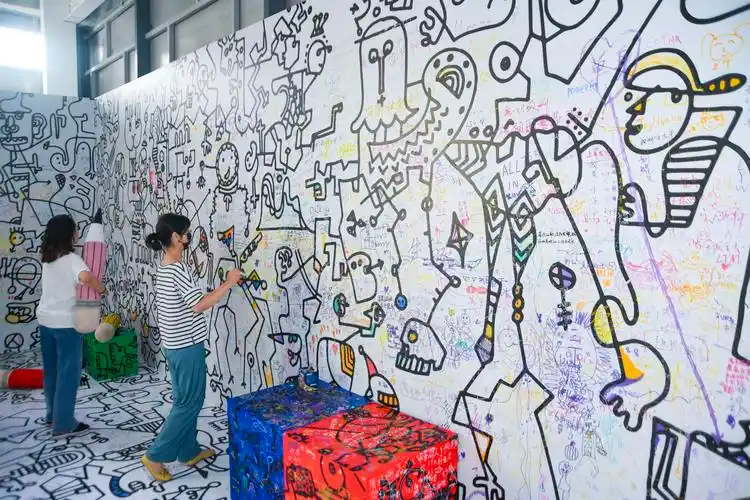 玄武区d9街区潮流艺术展吸引市民打卡.南报融媒体记者 孙中元摄