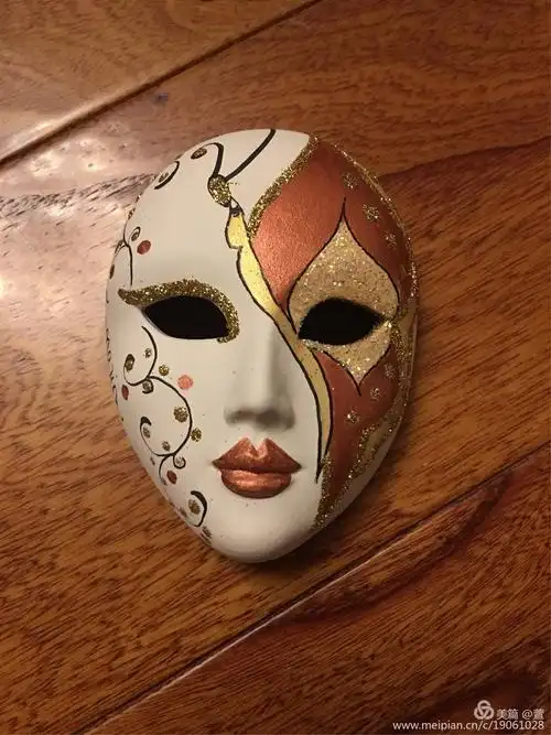 另外,暑假我游览过的水城威尼斯也以类似脸谱的面具艺术闻名世界.