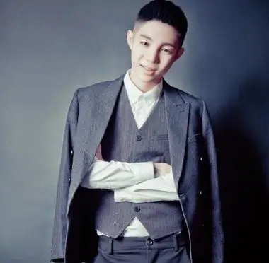 最新流行的潮男花子头发型是年轻男生全新短发发型,和以往的蘑菇头