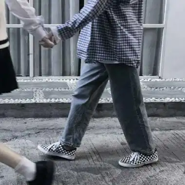 手拉手情侣头像一男一女半个身体部位两个人手拉手背