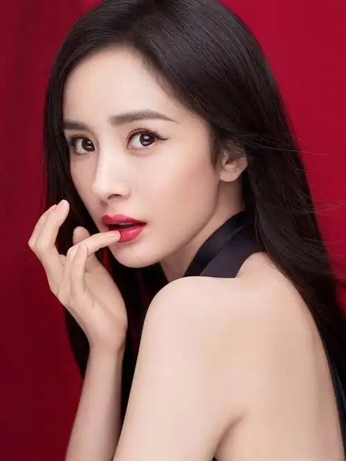 2018杨幂美图写真高清无水印壁纸 时尚穿搭摄影 雅诗兰黛口红新系列