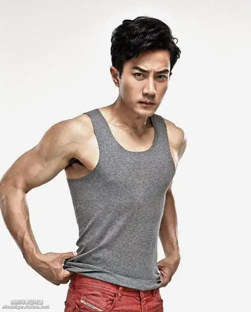 肌肉男:肌肉男明星刘恺威时尚写真展性感身材-小虾米