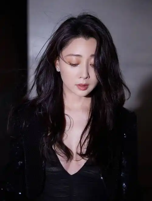 蓝毯殷桃造型奖,一身大波浪深v黑裙,摇曳迷人_黑色_时尚_连衣裙