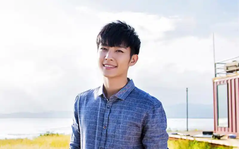 炎亚纶《一路繁花相送》剧照图片桌面壁纸