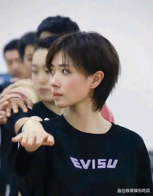 万茜,一个在娱乐圈中备受赞誉的女演员,以其独特的气质和才华吸引了