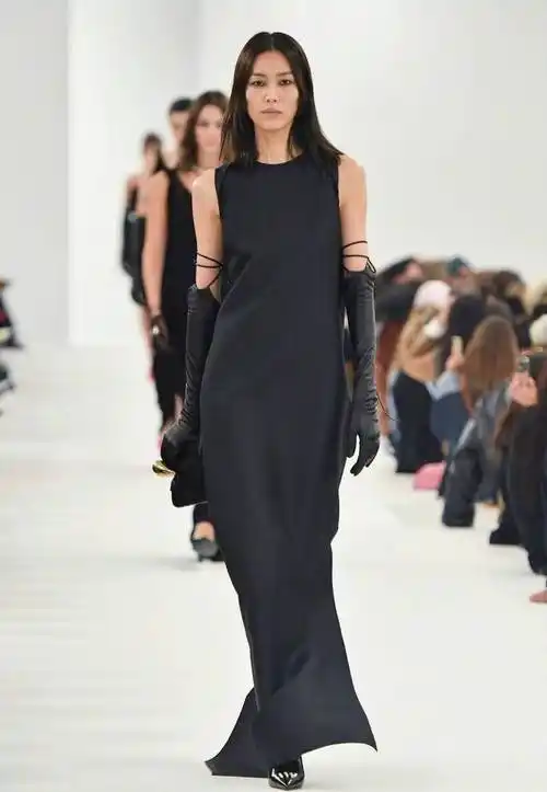 刘雯登法国版vogu三月刊封面,首位拿到法版vogue单人封亚洲模特|超模