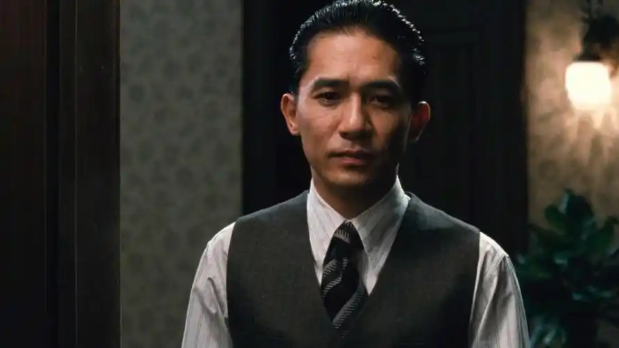 拿奖拿到手软的梁朝伟,明明名气很大,却很少上娱乐新闻.