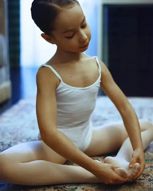 劈叉看书水边倒立论小小舞蹈家是怎么练成的okbaby宝贝icon